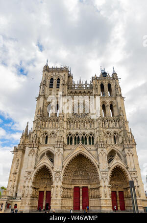 Kathedrale Notre Dame Fassade mit gotischen Skulpturen in Amiens, Frankreich Stockfoto