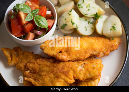 Filets von Schmollen, Trisopterus luscus, in Mehl, Ei und Semmelbrösel getaucht wurden und frittiert. Die schmollend, auch als Bib bekannt, Wittling po Stockfoto