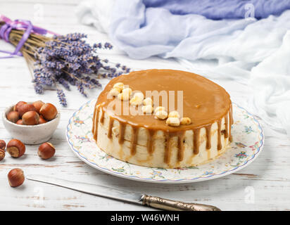 Karamell haselnuss Kuchen. Gourmet mousse Dessert für Gourmets. Süßes zum Tee oder Kaffee. Selektiver Fokus Stockfoto