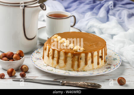 Kuchen mit gesalzen Karamell, Haselnuss und weiße Schokolade. Gourmet mousse Dessert für Feinschmecker. Süßes zum Tee oder Kaffee. Selektiver Fokus Stockfoto