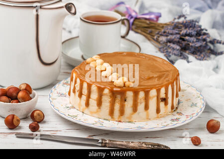 Karamell haselnuss Kuchen. Gourmet mousse Dessert für Gourmets. Süßes zum Tee oder Kaffee. Selektiver Fokus Stockfoto