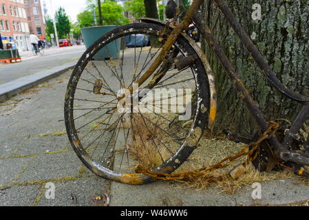 Fahrräder gefischt aus dem Kanal durch die Stadt Reiniger und wollen von der Müll abgeholt zu werden, Stockfoto