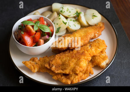 Filets von Schmollen, Trisopterus luscus, in Mehl, Ei und Semmelbrösel getaucht wurden und frittiert. Die schmollend, auch als Bib bekannt, Wittling po Stockfoto