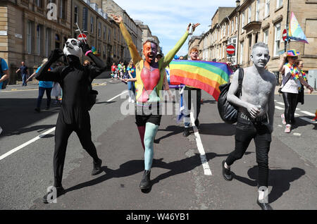 Die LGBT Gemeinschaft Marsch von Kelvingrove Park, George Square, Glasgow city Mark 50 Jahre Gleichstellung von Lesben, Schwulen, Bisexuellen. Stockfoto