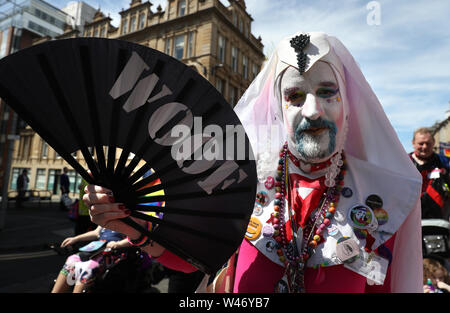 Die LGBT Gemeinschaft Marsch von Kelvingrove Park, George Square, Glasgow city Mark 50 Jahre Gleichstellung von Lesben, Schwulen, Bisexuellen. Stockfoto