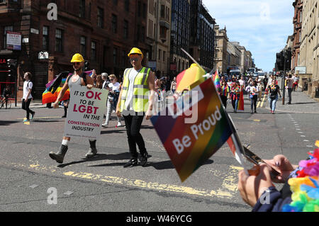 Die LGBT Gemeinschaft Marsch von Kelvingrove Park, George Square, Glasgow city Mark 50 Jahre Gleichstellung von Lesben, Schwulen, Bisexuellen. Stockfoto