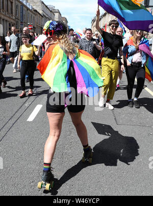 Die LGBT Gemeinschaft Marsch von Kelvingrove Park, George Square, Glasgow city Mark 50 Jahre Gleichstellung von Lesben, Schwulen, Bisexuellen. Stockfoto