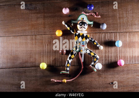 Marionette auf hölzernen Hintergrund Stockfoto