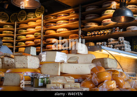 Rotterdam, Niederlande, 27. Juni 2019. Holländischen Käse, Edamer, Gouda, ganze runden Rädern in einem traditionellen Käse store in Rotterdam markthal Stockfoto