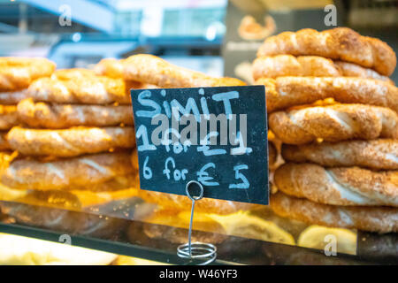 Rotterdam, Niederlande, 27. Juni 2019. Traditionelle türkische Simit, Sesam Brot ring Bagels, Street Food, Preis Detailansicht Stockfoto