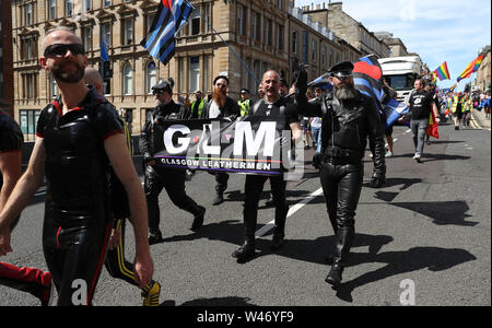 Die LGBT Gemeinschaft Marsch von Kelvingrove Park, George Square, Glasgow city Mark 50 Jahre Gleichstellung von Lesben, Schwulen, Bisexuellen. Stockfoto