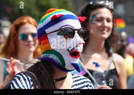 Die LGBT Gemeinschaft Marsch von Kelvingrove Park, George Square, Glasgow city Mark 50 Jahre Gleichstellung von Lesben, Schwulen, Bisexuellen. Stockfoto