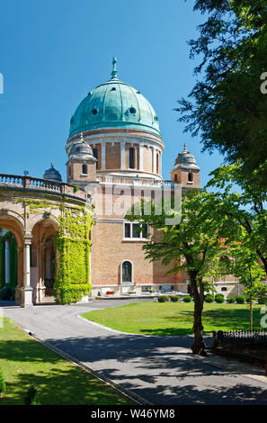 Dom, Kirche von Christus, dem König; Mirogoj Friedhof; eröffnet 1876; bemerkenswert; Sehenswürdigkeit aus rotem Backstein, Leiter Steine, schönen Friedhof, Grabstätte des famou Stockfoto