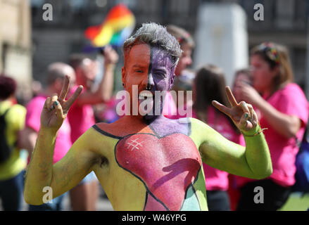 Die LGBT Gemeinschaft Marsch von Kelvingrove Park, George Square, Glasgow city Mark 50 Jahre Gleichstellung von Lesben, Schwulen, Bisexuellen. Stockfoto