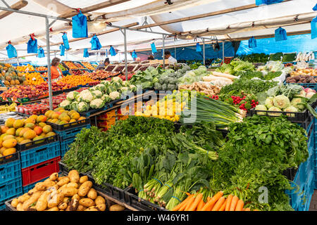 Rotterdam, Niederlande, 29. Juni 2019. Frisches Gemüse, Obst und Kräuter für Verkauf zu einem Bauern Opan-Air Markt. Nähe zu sehen. Stockfoto