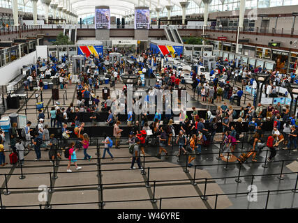 Scharen von Reisenden in der langen Warteschlange an der Transportation Security Administration Sicherheit am Denver International Airport über Sommer Urlaub Wochenende prüfen Stockfoto