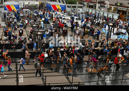 Scharen von Reisenden in der langen Warteschlange an der Transportation Security Administration Sicherheit am Denver International Airport über Sommer Urlaub Wochenende prüfen Stockfoto