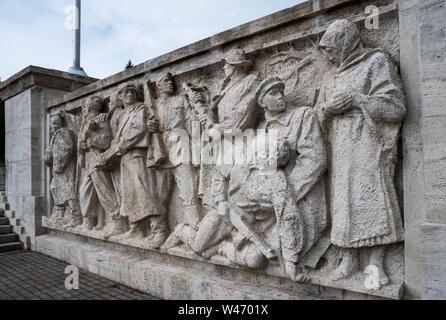 Relief (sauber) auf dem Denkmal der sowjetischen Armee in Svidník (2. Weltkrieg). Slowakei, Europa. Stockfoto