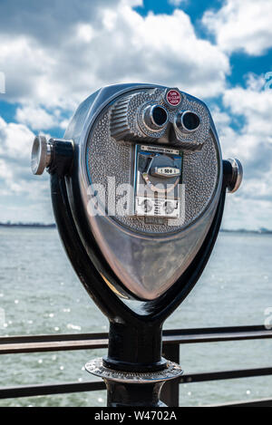 Metall münzbetriebene Fernglas auf Liberty Island, New York City, USA Stockfoto
