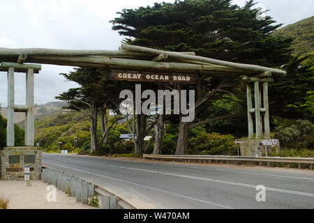 Straße Zeichen markiert den Beginn der Great Ocean Road in der Nähe von Lorne, Victoria, Australien. Stockfoto