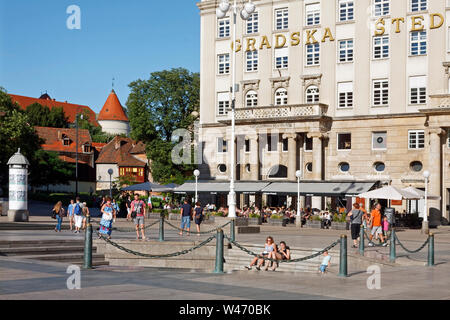 Trg Bana Jelacica; Jelacic Platz, Fußgängerzone; Menschen, schöne alte Gebäude, Zagreb, Kroatien; Europa; Sommer, horizontal Stockfoto