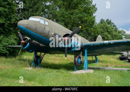 Militärisches und historisches Freilichtmuseum in Svidnik - Lisunov Li-2 (russische Version des amerikanischen DC-3/C-47 Dakota). Slowakei, Europa Stockfoto