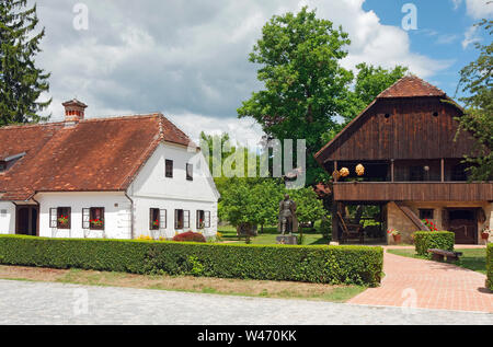 Josip Broz Tito's Geburtshaus; Titos Statue, alte Scheune/Haus, ethnologische Museum STARO SELO; Kumrovec; Kroatien; Sommer, horizontal Stockfoto