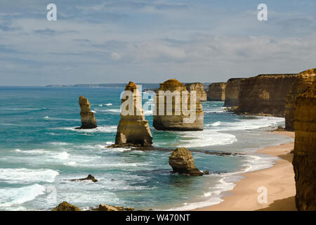 Ein Blick auf die Felsen der Zwölf Apostel entlang der Great Ocean Road in Australien an einem stürmischen Tag Stockfoto