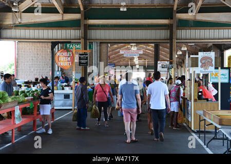 Die Kunden der Gang auf der North Carolina Farmers Market in Raleigh. Stockfoto