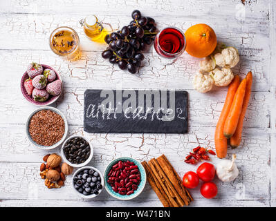 Krebs Produkte. Nahrung für gesundes Leben. Obst, Gemüse, Bohnen, Grüner Tee und Rotwein Stockfoto