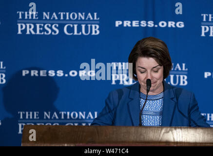 Washington, District of Columbia, USA. 16. Juli, 2019. Senator Amy Klobuchar, ein Demokrat aus Minnesota und 2020 Präsidentschaftskandidat, spricht an der National Press Club am Dienstag, Juli 16, 2019, Washington, DC Klobuchar hielt eine Rede über ihre Prioritäten für Ihre ersten 100 Tage im Amt, wenn Präsident gewählt. Credit: Alex Edelman/ZUMA Draht/Alamy leben Nachrichten Stockfoto