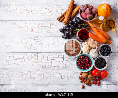 Krebs Produkte. Nahrung für gesundes Leben. Obst, Gemüse, Bohnen, Grüner Tee und Rotwein Stockfoto