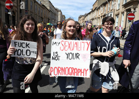 Die LGBT Gemeinschaft Marsch von Kelvingrove Park, George Square, Glasgow city Mark 50 Jahre Gleichstellung von Lesben, Schwulen, Bisexuellen. Stockfoto