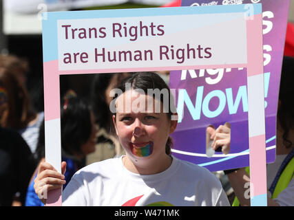 Die LGBT Gemeinschaft Marsch von Kelvingrove Park, George Square, Glasgow city Mark 50 Jahre Gleichstellung von Lesben, Schwulen, Bisexuellen. Stockfoto