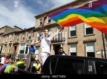 Die LGBT Gemeinschaft Marsch von Kelvingrove Park, George Square, Glasgow city Mark 50 Jahre Gleichstellung von Lesben, Schwulen, Bisexuellen. Stockfoto