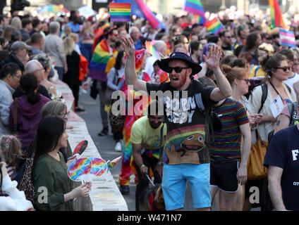 Die LGBT Gemeinschaft Marsch von Kelvingrove Park, George Square, Glasgow city Mark 50 Jahre Gleichstellung von Lesben, Schwulen, Bisexuellen. Stockfoto