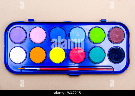 Zurück zu Schule Watercolor Paint Box mit Pinsel Stockfoto