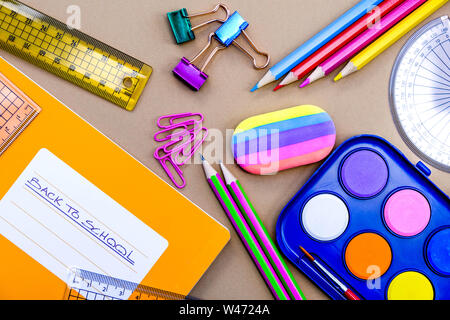 Zurück zu Schule Bleistifte und Paint Box Herrscher und Notizbuch mit Büroklammern, Bulldog Clips Geometrie Ausrüstung und einem Gummi Stockfoto