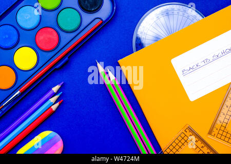 Zurück zu Schule Farben Bleistifte und Zubehör Hinweis Buch und eine Geometrie einstellen Stockfoto