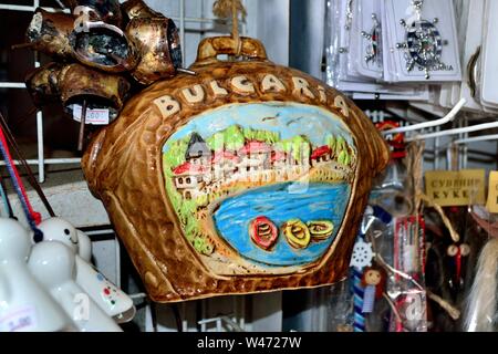 Cowbell Souvenirs - Markt in SOZOPOL - Schwarzes Meer - Bulgarien Stockfoto