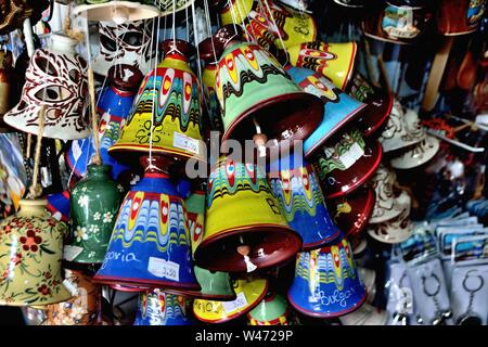 Cowbell Souvenirs - Markt in SOZOPOL - Schwarzes Meer - Bulgarien Stockfoto