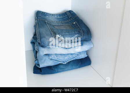 Blue Jeans im Schrank Home Fashion Stockfoto