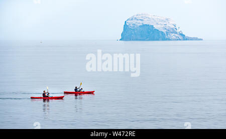 Familie Kajak in Firth-of-Forth auf ruhiger See mit Bass Rock, North Berwick, East Lothian, Schottland, Großbritannien Stockfoto