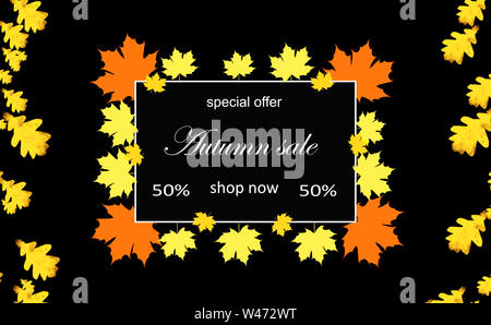 Herbst Sale. Message Board mit 50% Rabatt auf schwarzen Hintergrund mit weißen Rahmen und farbige Blätter. Stockfoto