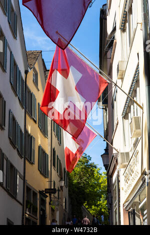 Schweizer Fahnen in den Straßen der Altstadt der Stadt Zürich in der Schweiz Stockfoto