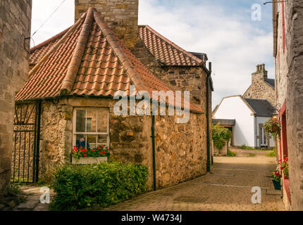 Malerische kleine alte Ziegeldach Haus in Gasse aus Hof St, Haddington, East Lothian, Schottland, Großbritannien Stockfoto