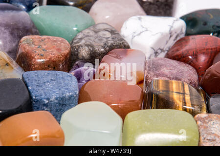 Sammlung von vielen Arten von geschliffenen Edelsteinen mit Ursprung aus allen Kontinenten Stockfoto