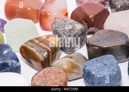 Sammlung von vielen Arten von geschliffenen Edelsteinen mit Ursprung aus allen Kontinenten Stockfoto