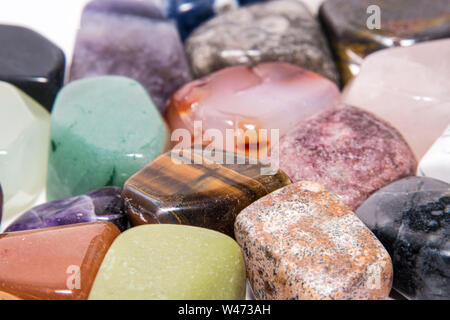 Sammlung von vielen Arten von geschliffenen Edelsteinen mit Ursprung aus allen Kontinenten Stockfoto