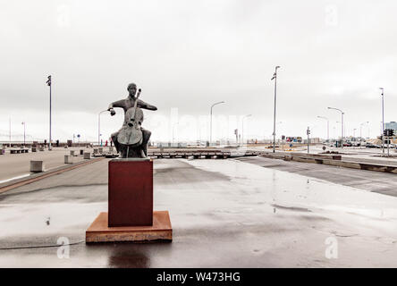 REYKJAVIK, Island Statue des Dänischen Cellisten Erling Blondal Bengtsson außerhalb der Harpa Konzertsaal Stockfoto